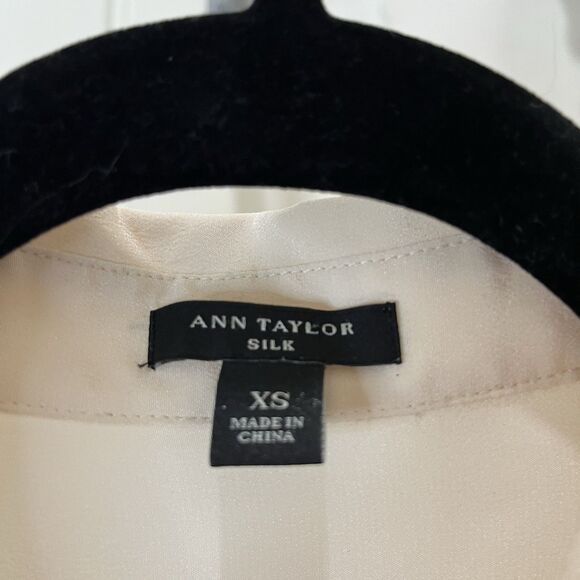 Ann Taylor Silk Roll Tab Sleeves Button Up Shirt Cream Womens Size XS 100% Silk - Picture 6 of 12